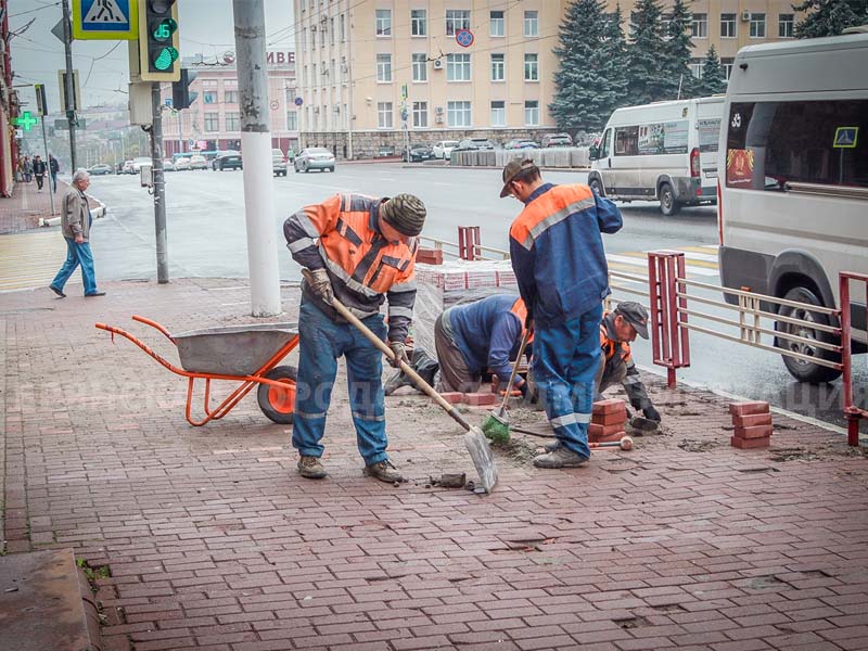 В Брянске заменят тротуарную плитку в окрестностях площади Ленина