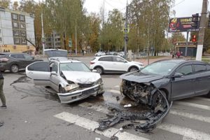 ДТП в Брянске: две легковых машины не разъехались на Костычева