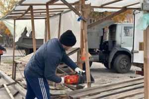 В Бежице разобрали ещё пару несанкционированных палаток с овощами и фруктами