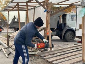 В Бежице разобрали ещё пару несанкционированных палаток с овощами и фруктами