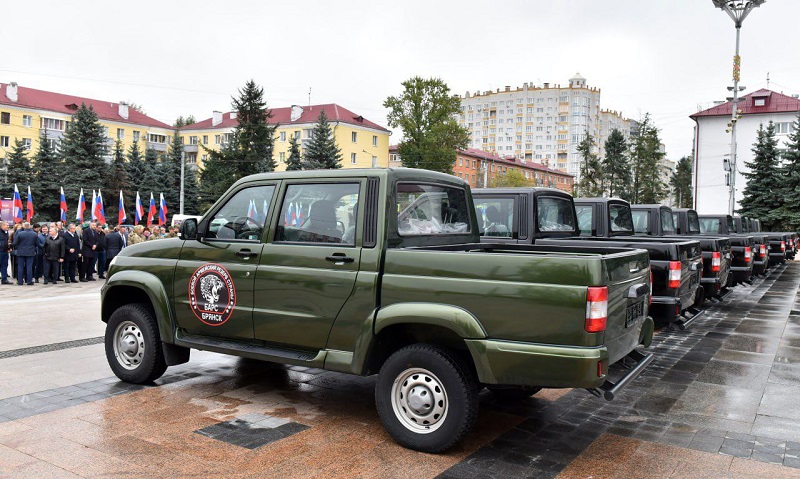 Отряду «БАРС-Брянск» торжественно передано десять «УАЗ-Патриотов»