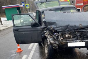 ДТП под Брянском: на киевской трассе врезались друг в друга две легковых машины