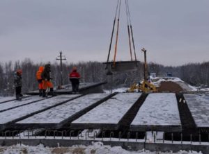 Строители унечского путепровода укладывают второй пролёт