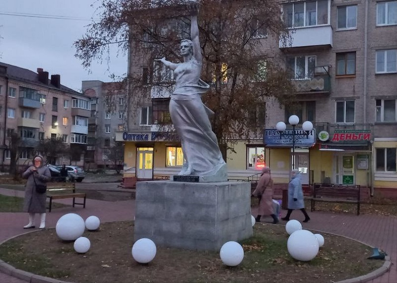 Брянские коммунальщики восстановили мини-сквер на улице Никитина, разгромленный вандалами