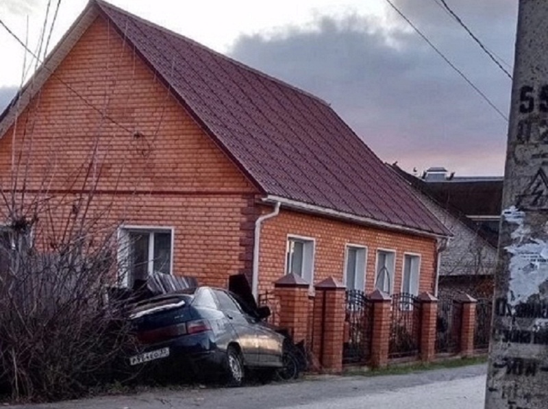 Легковой автомобиль едва не влетел в жилой дом в Сельцо