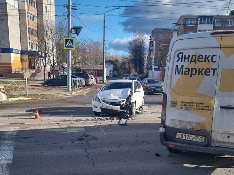 ДТП в Брянске: легковая машина врезалась в доставку «Яндекс.Маркета»