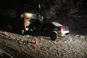 На брянской трассе иномарка въехала в КамАЗ, водитель госпитализирован, второму выписали штраф