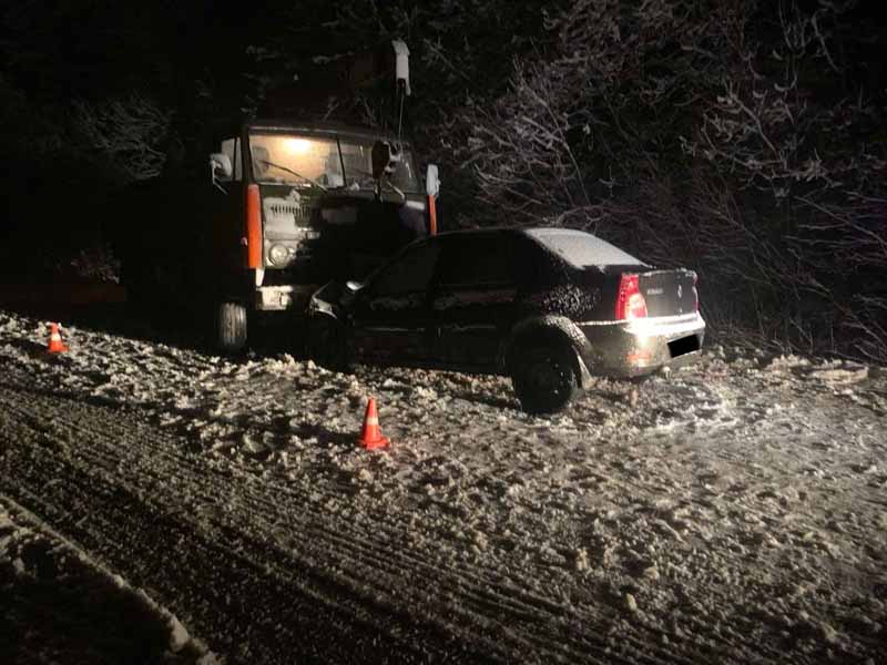 На брянской трассе иномарка въехала в КамАЗ, водитель госпитализирован, второму выписали штраф