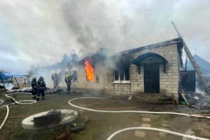 В Бежице на Каховской сгорел жилой дом, хозяева не пострадали