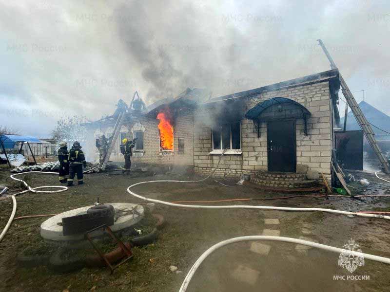 В Бежице на Каховской сгорел жилой дом, хозяева не пострадали