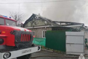 В Стародубе сгорели дом и гараж вместе с машиной, хозяева не пострадали — МЧС