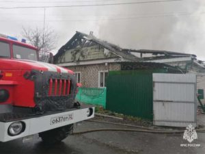 В Стародубе сгорели дом и гараж вместе с машиной, хозяева не пострадали — МЧС