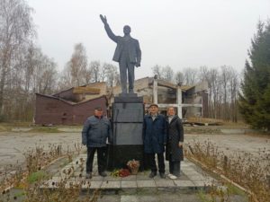 Символическое празднование: коммунисты возложили 7 ноября цветы к памятнику Ленину в разрушенном ВСУ брянском селе