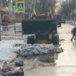 Последствия первого снегопада в Брянске разгребали три десятка машин