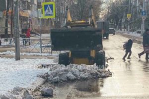 Последствия первого снегопада в Брянске разгребали три десятка машин