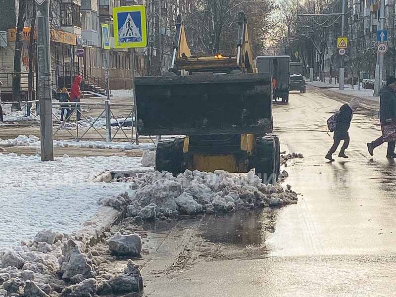 Последствия первого снегопада в Брянске разгребали три десятка машин