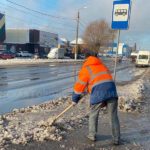 Последствия первого снегопада в Брянске разгребали три десятка машин