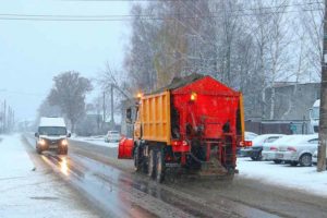 В Брянске c первым снегом начали засыпать дороги песком и солью