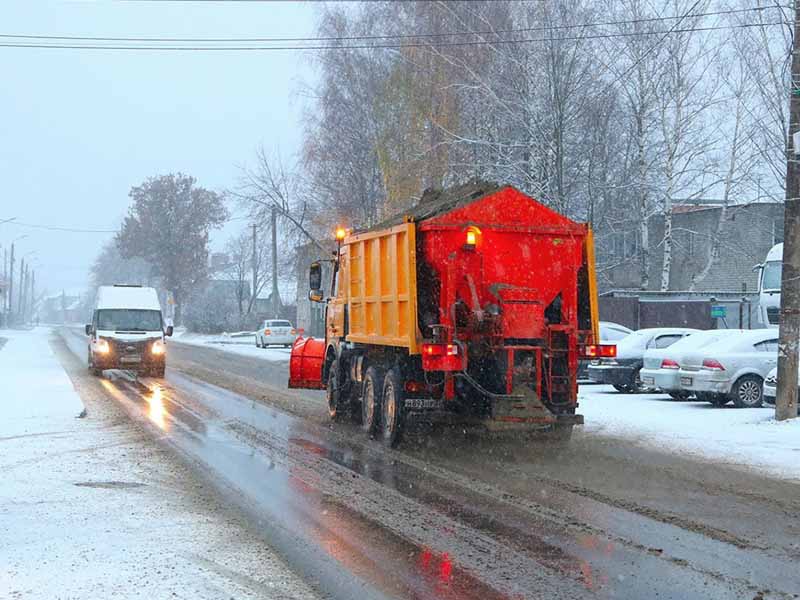 В Брянске c первым снегом начали засыпать дороги песком и солью