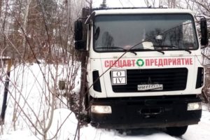 ДТП в Глинищево: мусоровоз соскользнул с дороги