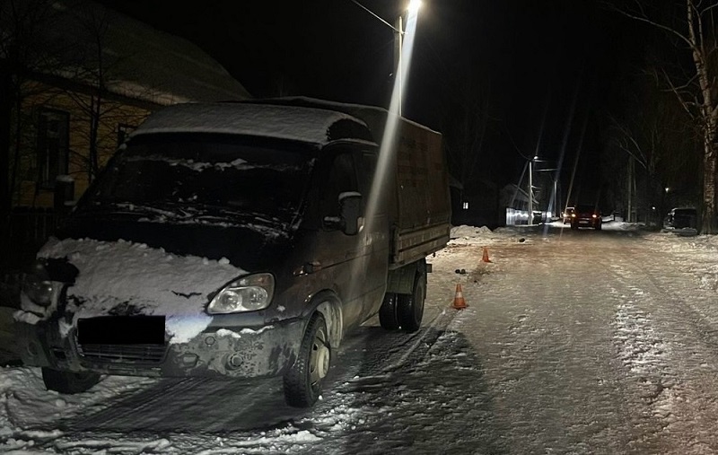 ДТП в Клетне: «логан» снёс водителя закрывавшего борт грузовой «ГАЗели»