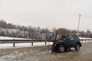 На трассе под Клинцами большегруз въехал во встречную легковушку. Пассажирка «Нивы» погибла, водитель — в больнице