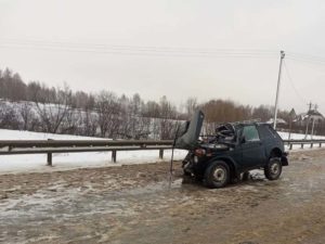 На трассе под Клинцами большегруз въехал во встречную легковушку. Пассажирка «Нивы» погибла, водитель — в больнице