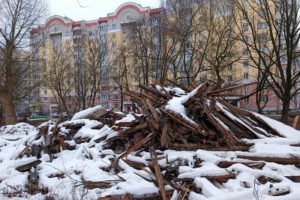 Нежилой двухэтажный дом на Никитинской снесён, его остатки будут убраны брянскими властями только через суд