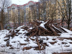 Нежилой двухэтажный дом на Никитинской снесён, его остатки будут убраны брянскими властями только через суд