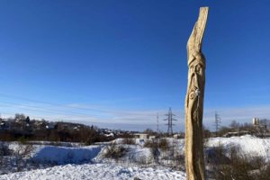 Брянские вандалы уничтожили деревянную скульптуру Хранителя Карачижа через два дня после установки