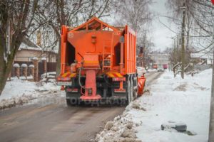 В Брянске за выходные вывезли тысячу тонн снега. И насыпали почти 700 кубов песка и соли