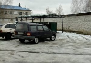 Брянские мусорщики просят автовладельцев не оставлять машины в новогодние праздники на пути проезда к контейнерным площадкам