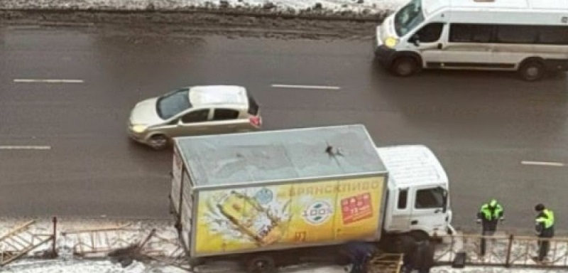 ДТП в Брянске: водитель потерял сознание, фургон  въехал в дорожное ограждение