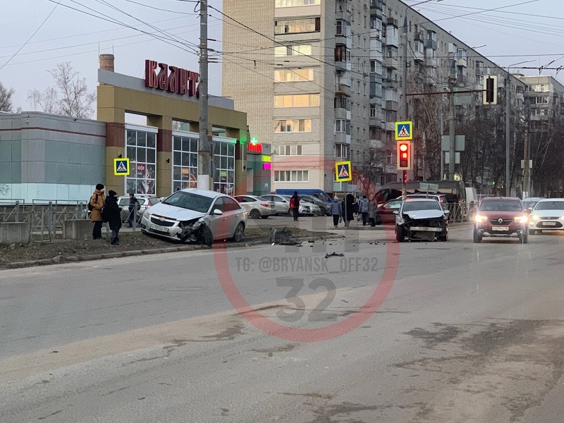 ДТП в Брянске: накануне выходных водители легковушек устроили несколько эффектных «железок»