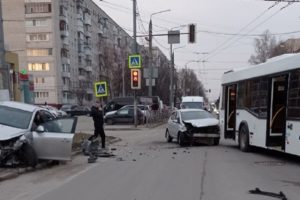 ДТП в Брянске: накануне выходных водители легковушек устроили несколько эффектных «железок»