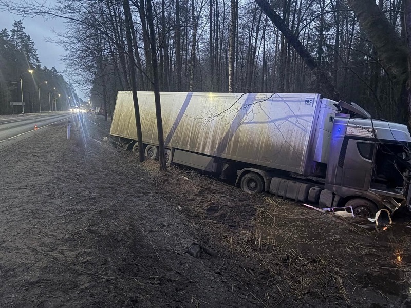 ДТП под Брянском: лёгкий грузовик протаранил большегруз, оба водителя в больнице