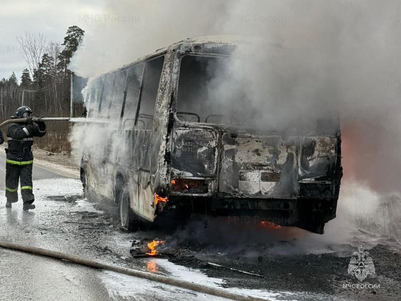 Пассажирский автобус сгорел у Партизанской поляны