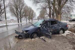 ДТП в Бежице: иномарка въехала в дерево, водитель в больнице с тяжелыми травмами