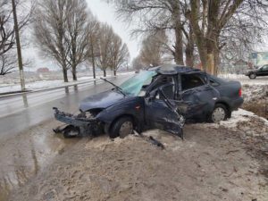 ДТП в Бежице: иномарка въехала в дерево, водитель в больнице с тяжелыми травмами