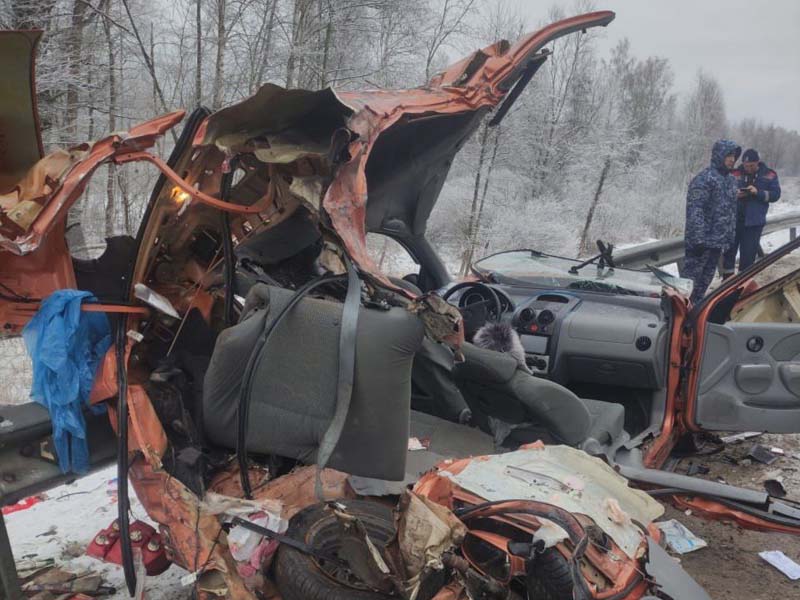 «Женщина чудом осталась жива»: спасатели показали ошмётки легковушки после ДТП на трассе М-3 под Навлей