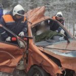 «Женщина чудом осталась жива»: спасатели показали ошмётки легковушки после ДТП на трассе М-3 под Навлей