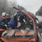 «Женщина чудом осталась жива»: спасатели показали ошмётки легковушки после ДТП на трассе М-3 под Навлей