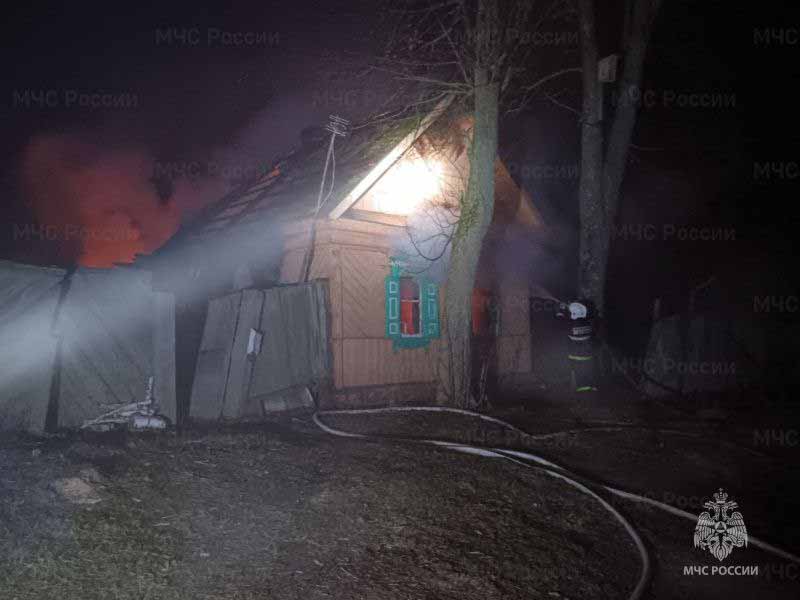 Пожар в селе под Злынкой: дом сгорел, два человека погибли