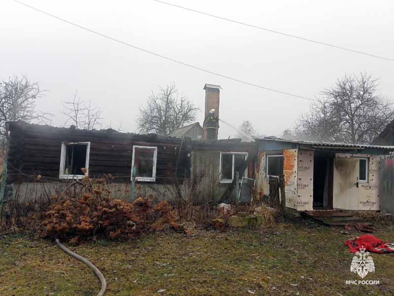 В брянском селе под Выгоничами сгорел дом, хозяева не пострадали