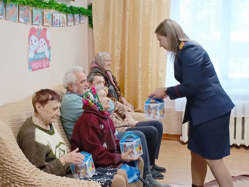 Брянские следователи передали подарки в Бытошский дом-интернат для пожилых и инвалидов