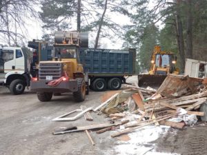 У кладбища в Белых Берегах разобрали стихийную свалку