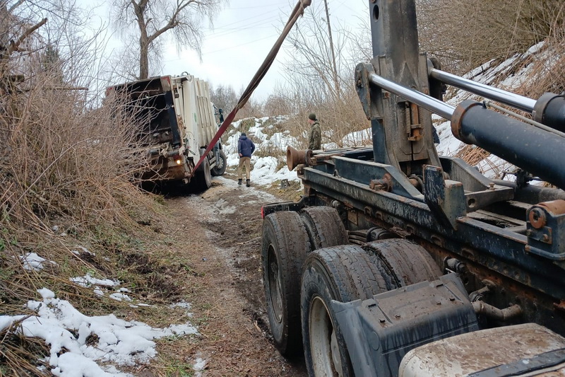 ДТП под Стародубом: в кювет свалился мусоровоз