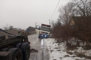 «Мусорные» ДТП в районах Брянской области: три мусоровоза застряли в грязи