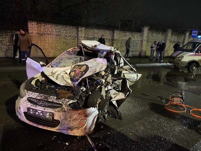 В Брянске на Речной иномарка въехала в трактор: водитель погиб, оба пассажира в больнице