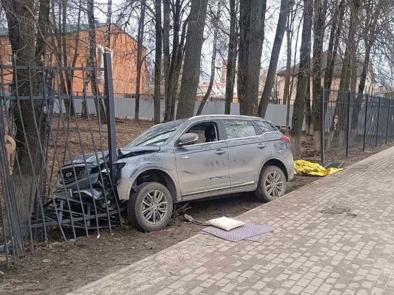 На проспекте Станке Димитрова в Брянске водитель иномарки сбил пенсионерку и въехал в забор